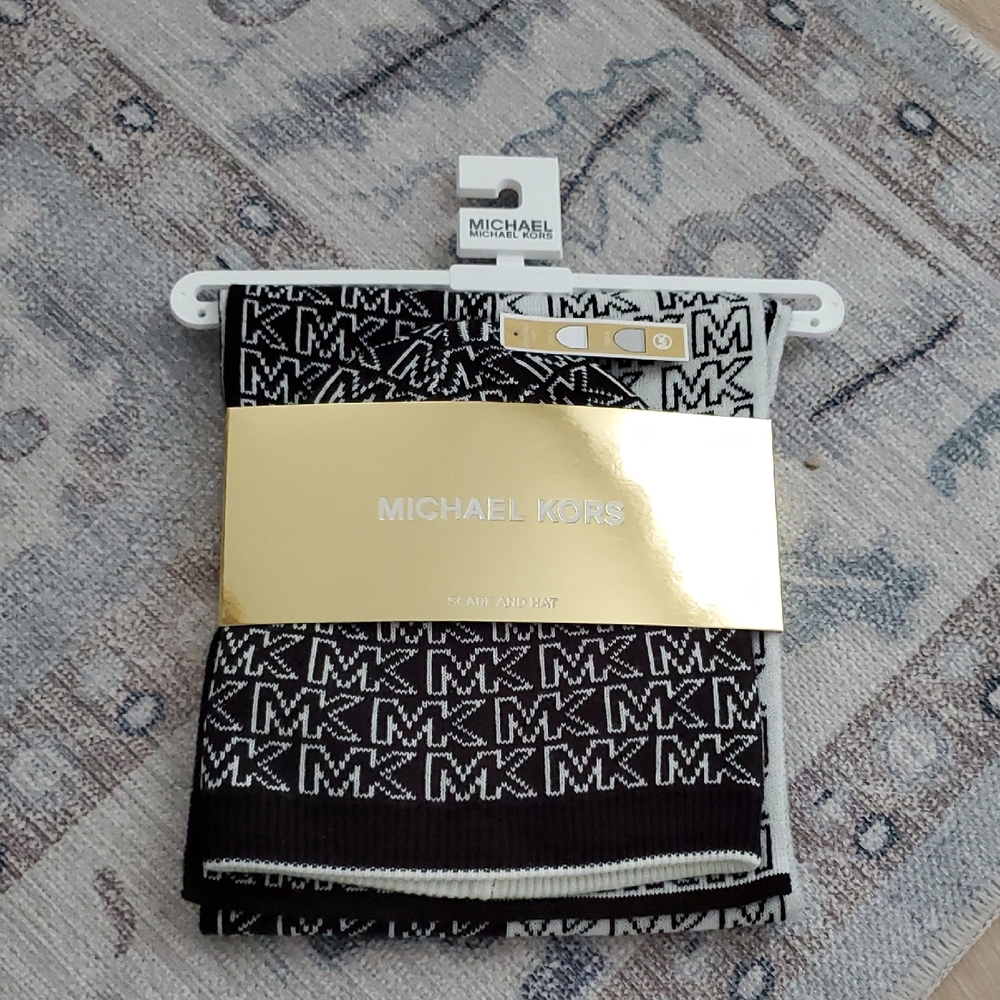 NWT Michael Kors Winter Scarf And Hat Logo Set Black/White